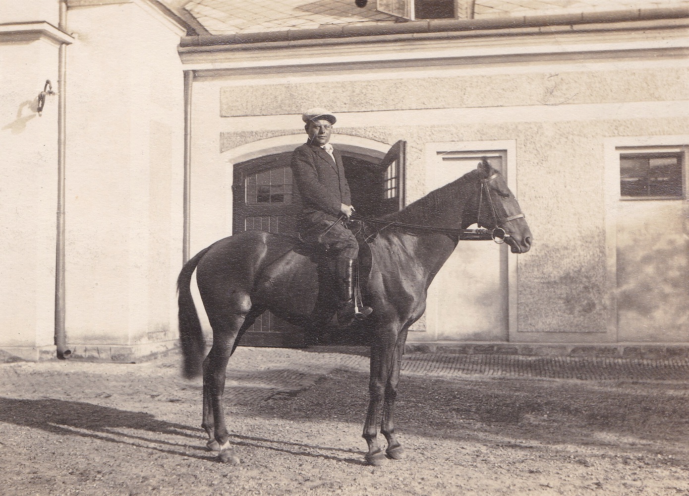 Část budovy zámeckých koníren (čp. 119) s jedním ze zaměstnanců (Zdroj: E. Schweserová, P. Bindač: SOLCA Tajemství zámeckého parku = KLIK NA FOTOGRAFII. Foto z rodinné sbírky Eduarda Kuly)