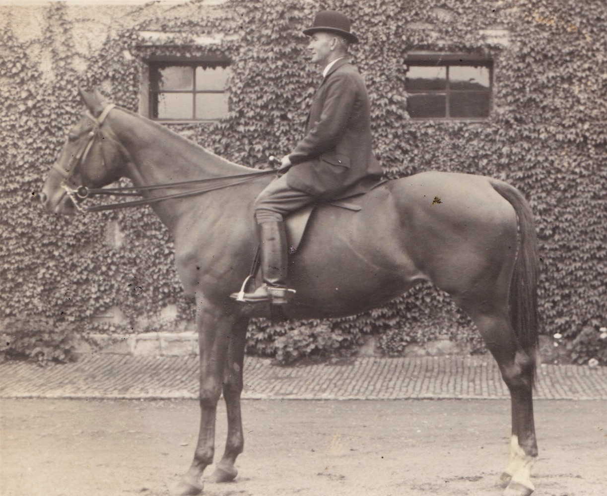 Štolmistr Johann Kula před budovou zámeckých koníren v Solci (Zdroj: E. Schweserová, P. Bindač: SOLCA Tajemství zámeckého parku = KLIK NA FOTOGRAFII. Foto z rodinné sbírky Eduarda Kuly)