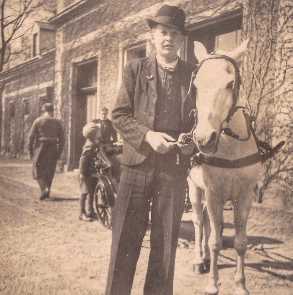 Momentka ze života... V pozadí budova Zámeckých koníren čp. 119 (Ze soukromé sbírky p. Vladislava O., identifikace objektu: Petr Bindač)