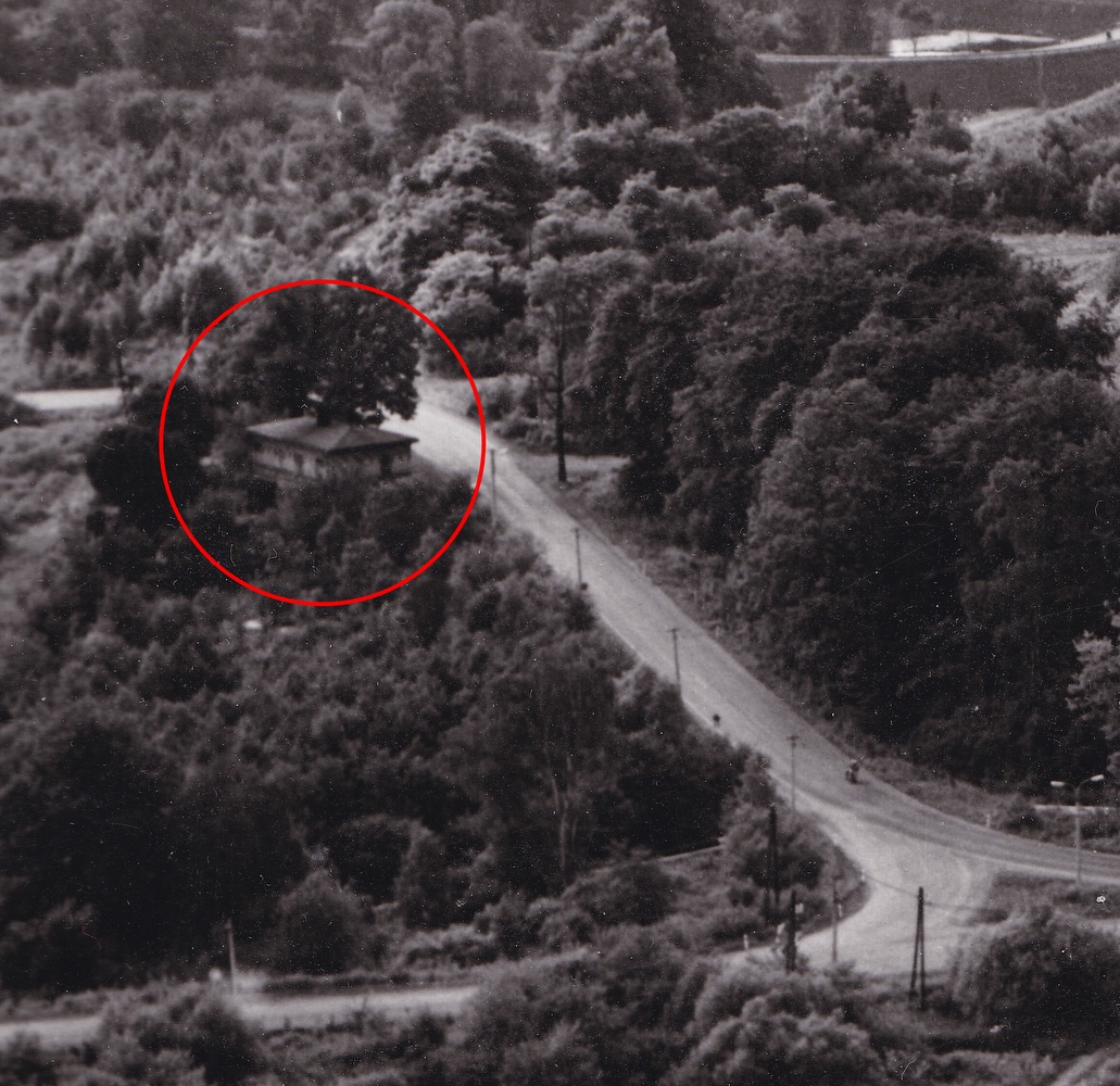 Výřez z předchozího snímku: detail vily čp. 123 (Zdroj: E. Schweserová, P. Bindač: SOLCA Tajemství zámeckého parku = KLIK NA FOTOGRAFII. Foto ze soukromé sbírky Petra Bindače)