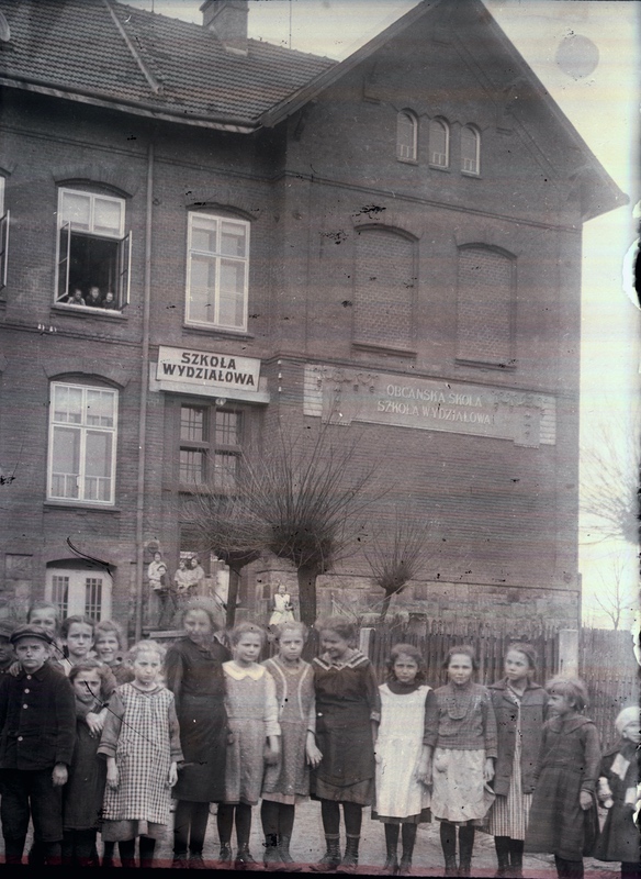 Snímek skupiny dětí (žáků) před budovou polské obecné školy (Szkola wydzialowa), pozdější české VII.státní obecné školy v Solci.