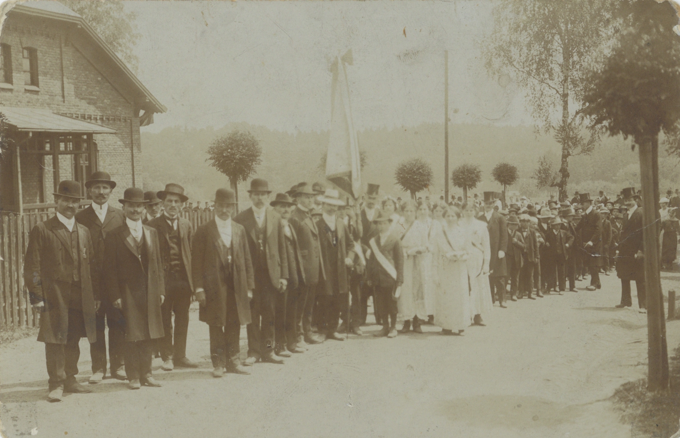Záběr ze slavnostního otevření polské měšťanské školy v Solci v roce 1910.