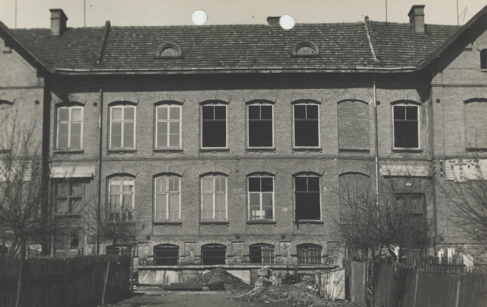 Z popisku fotografie: V roce 1924 utrpěla školní budova (čp. 124) silnými účinky vlivů poddolování tak, že stabilita objektu byla ohrožena a pro školní účely provozně nezpůsobilá. Roh vlevo od vchodu klesl v té době asi o 35 cm, roh vlevo vzadu o 65 cm, další jevil pokles o 30 cm. Nepředvídanou ztrátu školní budovy, která měla 16 učeben, 1 tělocvičnu, 11 kabinetů s příslušenstvím, nemohl MNV v krátké době stoprocentně nahradit.