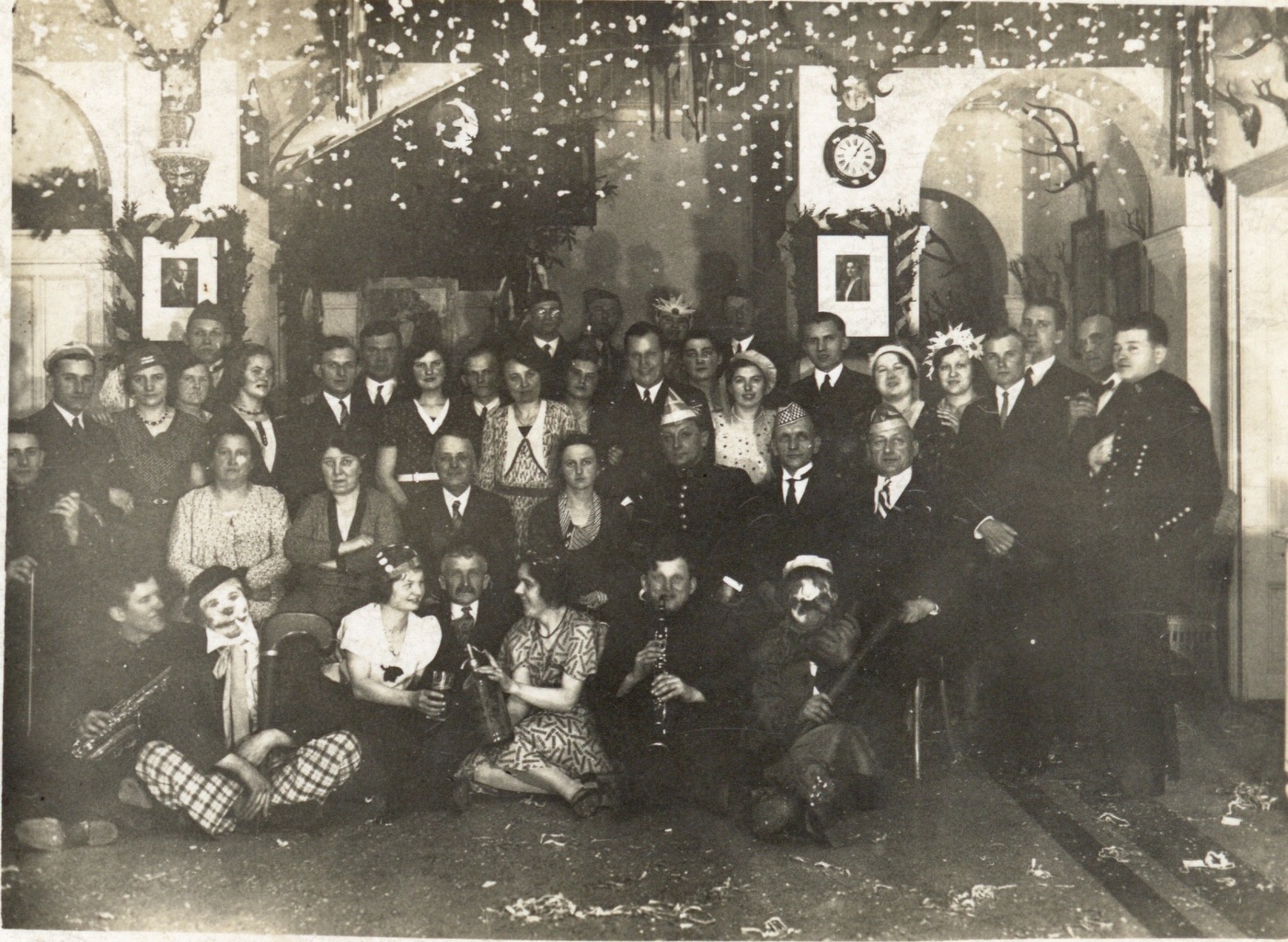Služebnictvo Larisch-Mönnichů na zámku v Solci, u příležitosti Silvestrovského bálu na oslavu nového roku (31.1.1933)