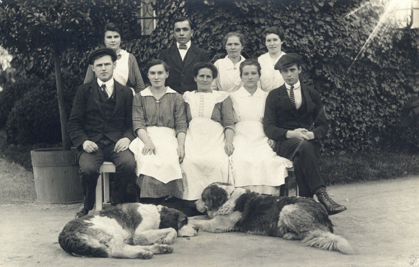 Služebnictvo hraběte Larisch-Mönnich na zámku v Solci. Sedící druhá zprava: Cecilie Kubalová (nar. 20.11.1892)
