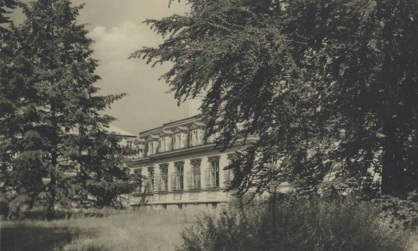 Dům zámeckého služebnictva v Solci (tzv. malý zámek) na dobové pohlednici z roku 1953