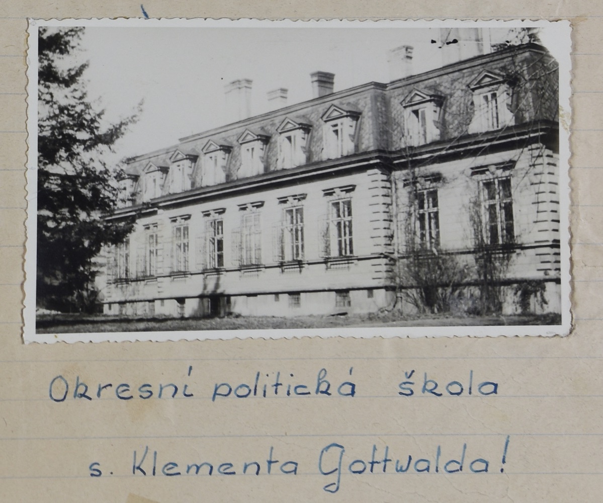 Dům zámeckého služebnictva v Solci (tzv. malý zámek) v době kdy v něm sídlila Okresní politická škola Klementa Gottwalda (snímek z roku 1950 z Kroniky Okresní politické školy KSČ Klementa Gottwalda v Karviné, odkaz = klik na obrázek)
