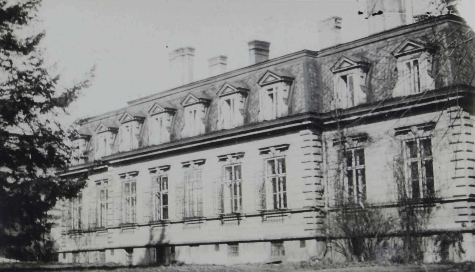 Dům zámeckého služebnictva v Solci (tzv. malý zámek) v době kdy v něm sídlila Okresní politická škola Klementa Gottwalda (snímek z roku 1950 z Kroniky Okresní politické školy KSČ Klementa Gottwalda v Karviné, odkaz = klik na obrázek)