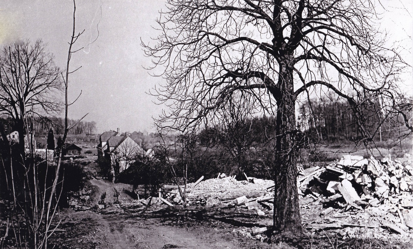 Snímek ulice Solecké z roku 1965. Patrové domy vpravo jsou čp. 134 a čp. 135, nalevo od nich nízký dům čp. 14. (S laskavým svolením p. Jana Polakoviče, ze soukromé sbírky)
