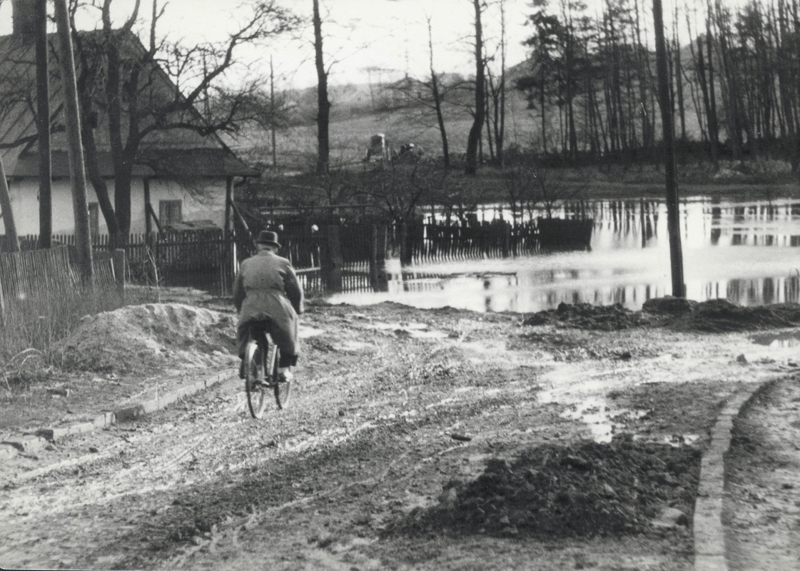 Záběr na oblast v okolí bývalých jodových lázní (Fühlbier) v Solci, zatopenou vlivem poddolování (Jindřich Minol, 1959).