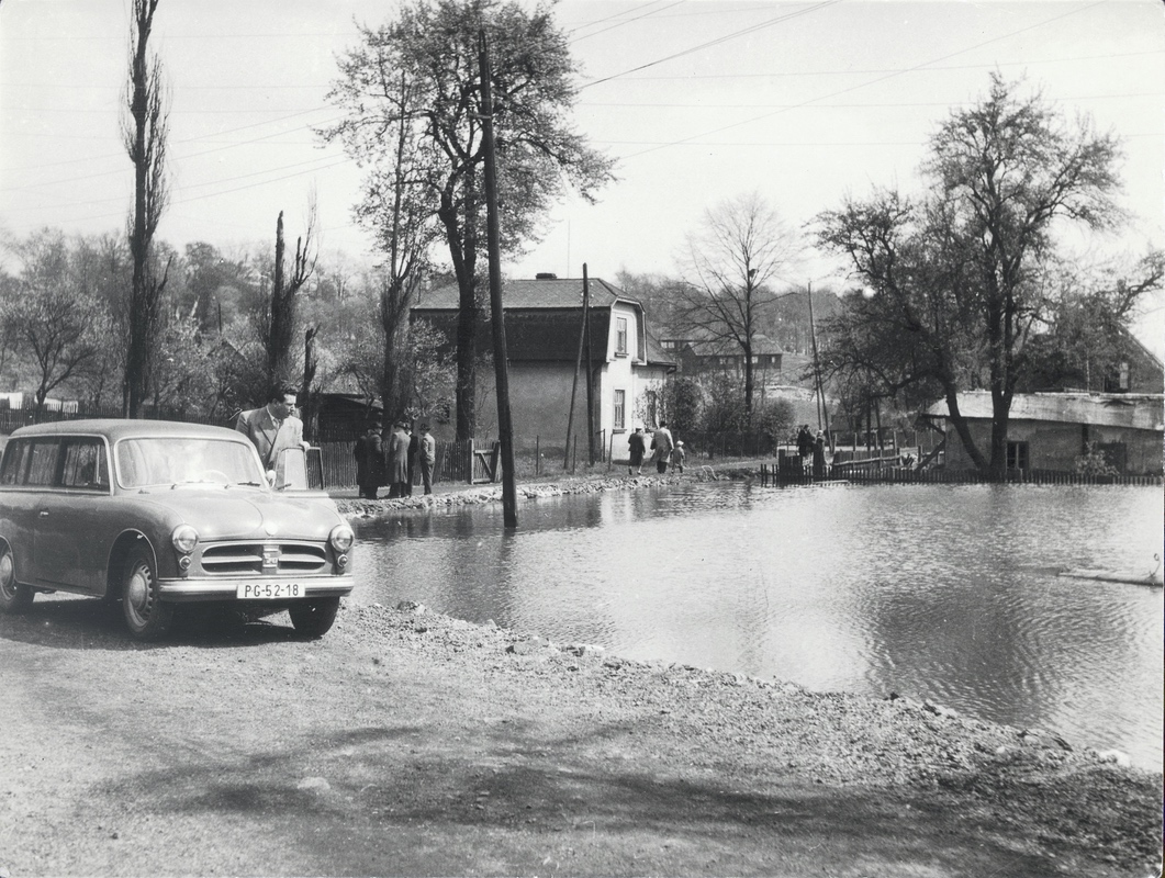 Záběr na oblast v okolí bývalých jodových lázní (Fühlbier) v Solci, zatopenou vlivem poddolování (Jindřich Minol, 1959).
