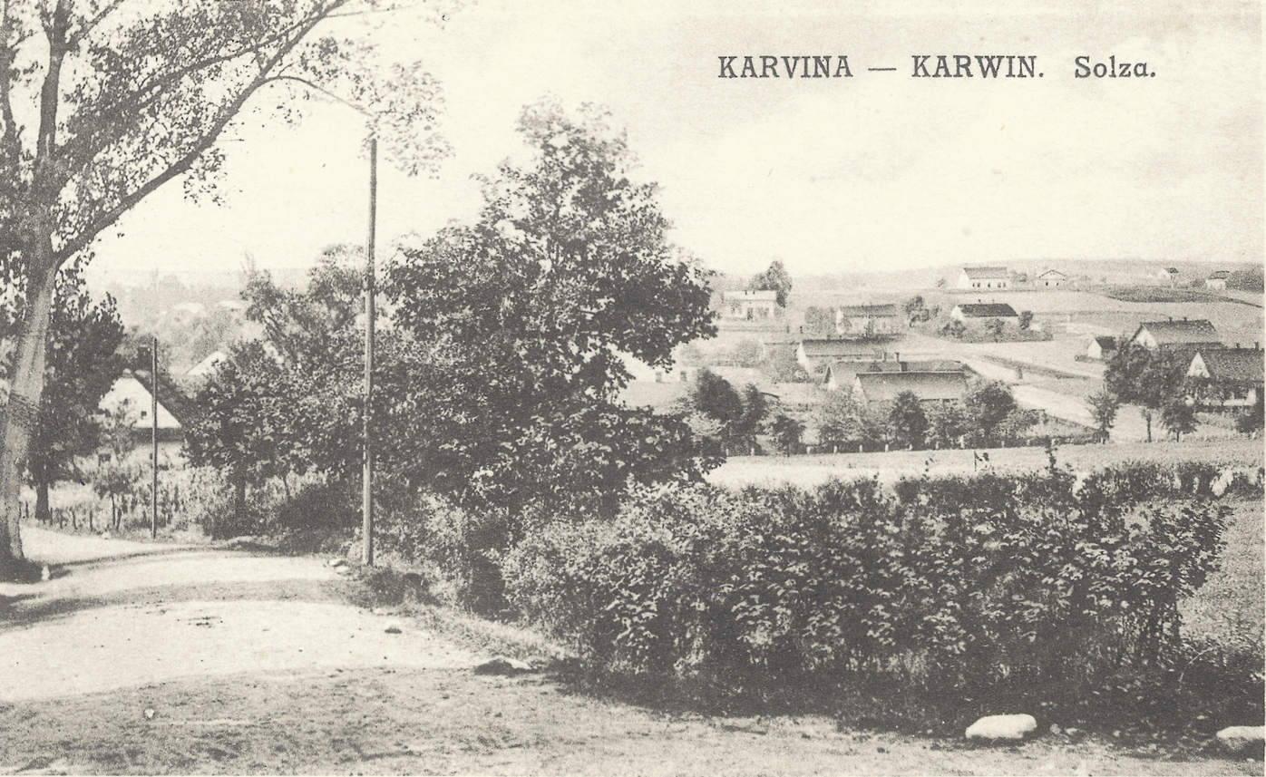 Křižovatka ulic Sušská a Zámecká v Solci. Ulice vlevo ústí k průčelí domu čp. 16 (Potraviny Gebauerová). Zprava pak domy čp. 67, 115, 99, 68, 85, 87, 83 a další - viz následující záběr. Lokalizace snímku a identifikace jednotlivých domů: Petr Bindač