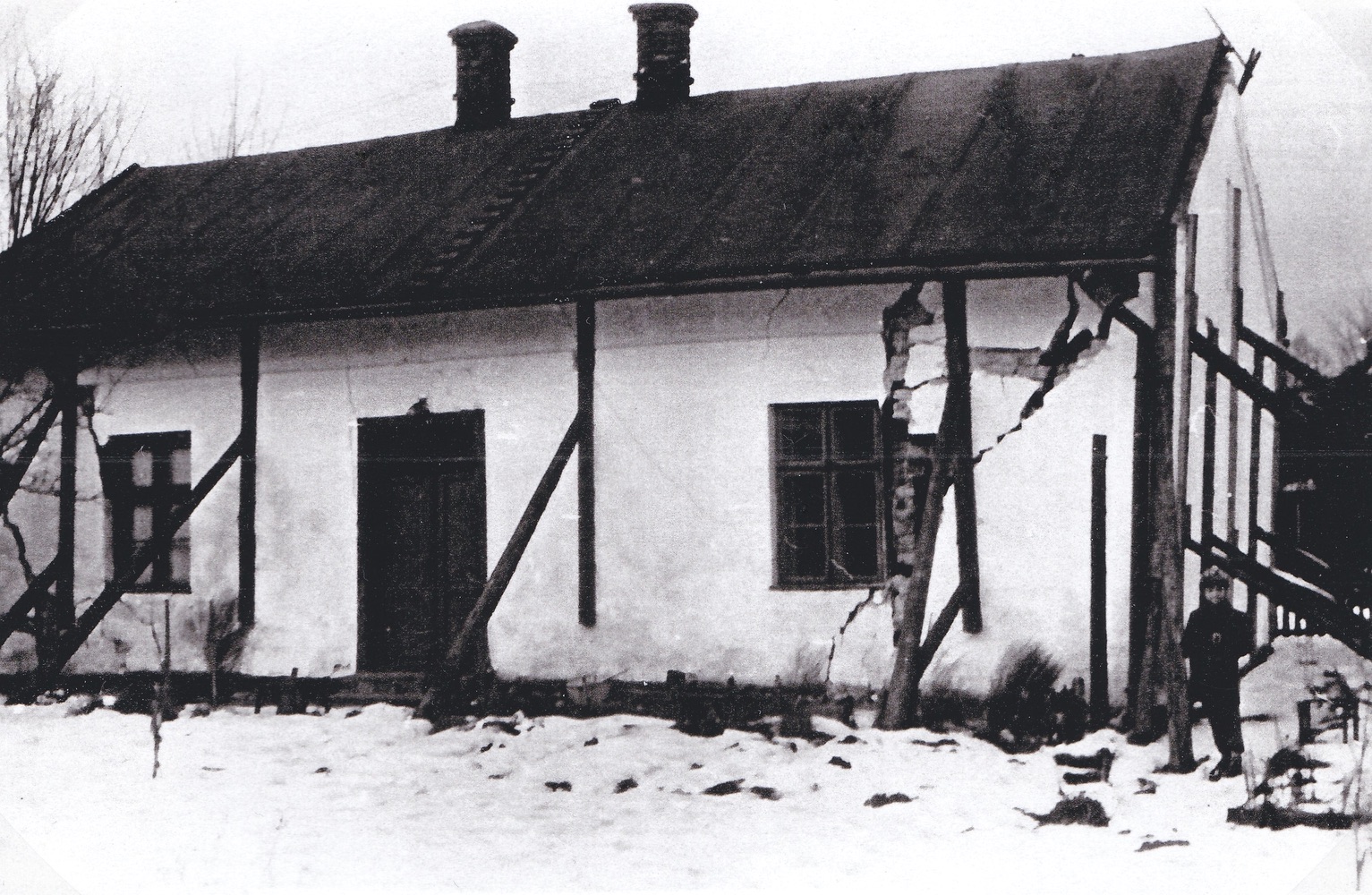 Praskliny na domě rodiny Kolatkových, čp. 18. Dům stál na ulici Solecké v blízkosti lázní Jodosol (Zdroj: E. Schweserová, P. Bindač: SOLCA Tajemství zámeckého parku = KLIK NA FOTOGRAFII. Foto ze soukromé sbírky Zdeňka Janulka)