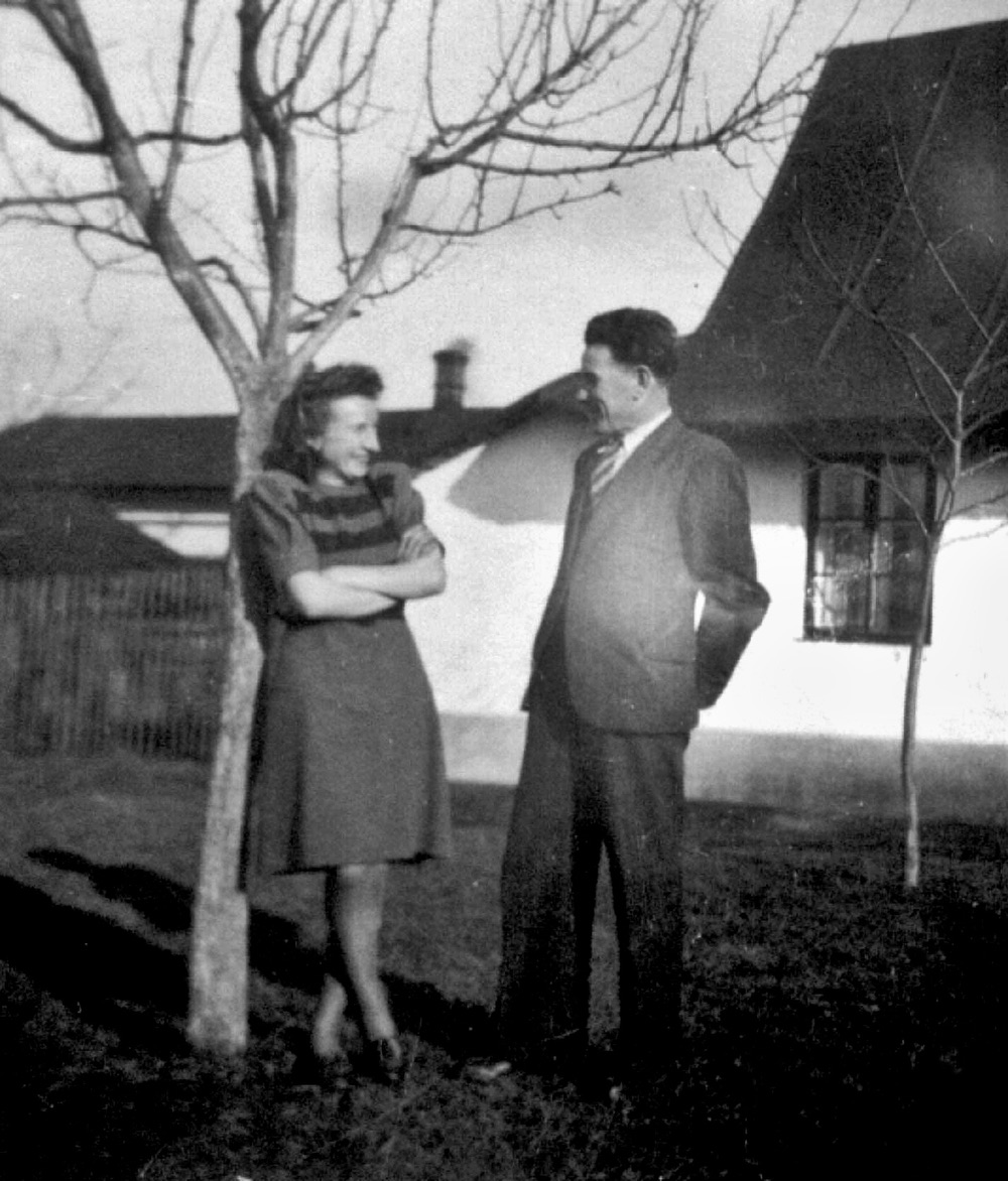 Momentka ze života... Na zahradě u domu čp. 21 v Solci. V pozadí střecha domu čp. 128. (S laskavým svolením p. Henio Součka, ze soukromé sbírky; za přispění Jana Polakoviče)