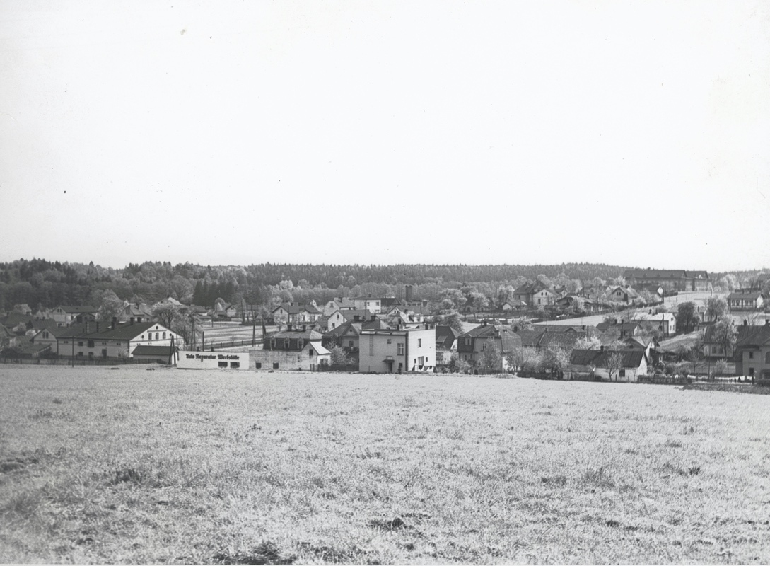 Záběr na Solcu. Zcela vlevo budova Restaurace Rosenthal (čp. 47), ve středu snímku (světlý dům s rovnou střechou) pak čp. 174 a úplně vpravo, takřka na horizontu, budova Polské měšťanské školy v Solci.