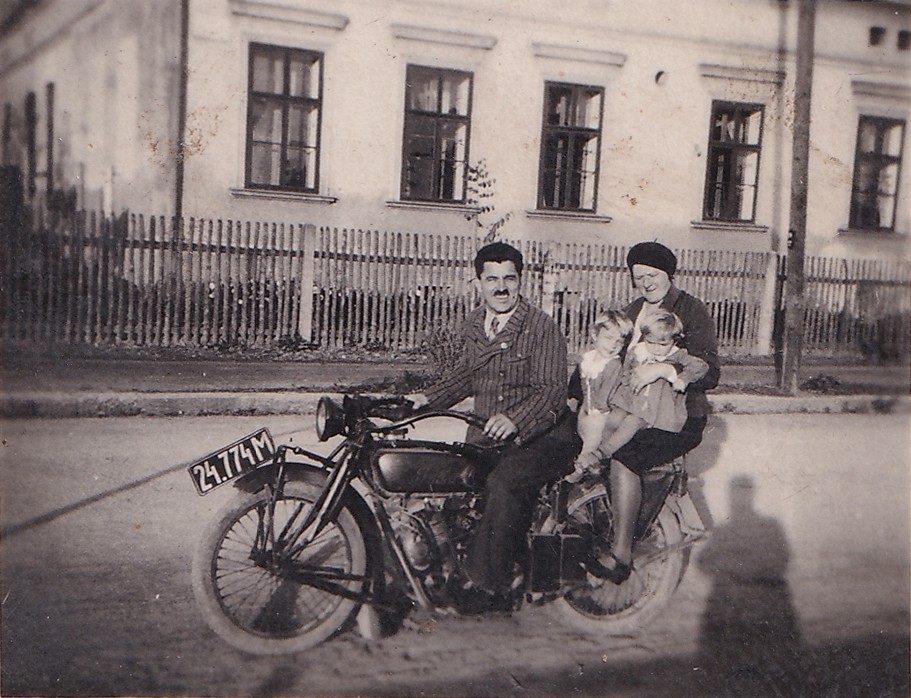 Emanuel Moser na motorce s manželkou Anežkou a dcerami, v pozadí hospoda Rosenthal čp. 47 v Solci. (Zdroj: Spolek Stará Karviná = KLIK NA FOTOGRAFII, sbírka Marie Mikšanové)