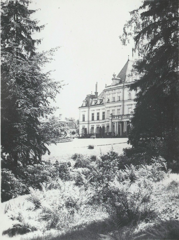 Pohled na zámek v Solci z parku, v jehož areálu se nacházel dům pro služebnictvo, zámecká kaple a rodinná hrobka. (Fotografie neznámého autora, Státní okresní archiv Karviná, 603/3)