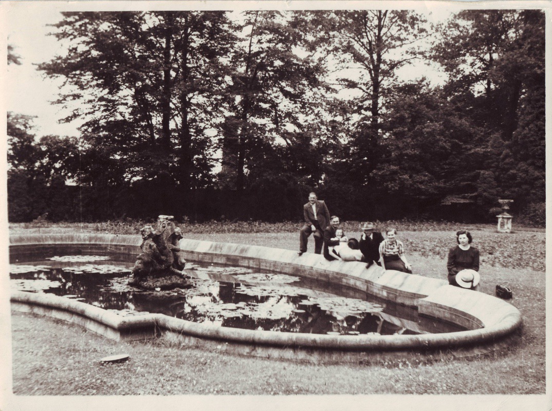 Kašna před zámkem v Solci (Fotografie neznámého autora z roku 1935, Státní okresní archiv Karviná, 4545)