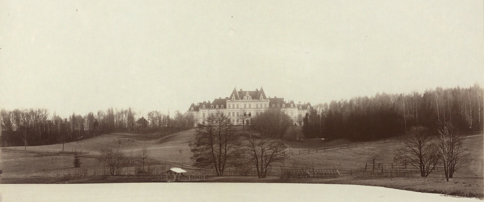 Zámek Solca na fotografii z roku 1896: výřez (Autor: Erdélyi Mór, externí zdroj: Österreichische Nationalbibliothek, odkaz = klik na obrázek)