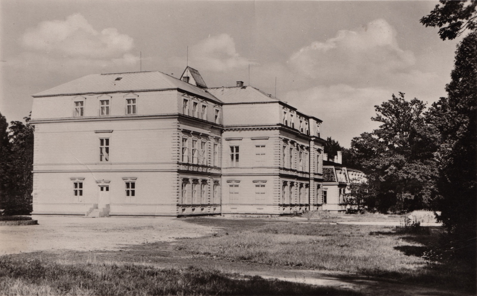 Zámek Solca v letech 1950-1952 po adaptaci na Dům zdraví. V pozadí dům pro služebnictvo (čp. 131), v té době velitelství PTP (S laskavým svolením Jana Polakoviče, ze soukromé sbírky)