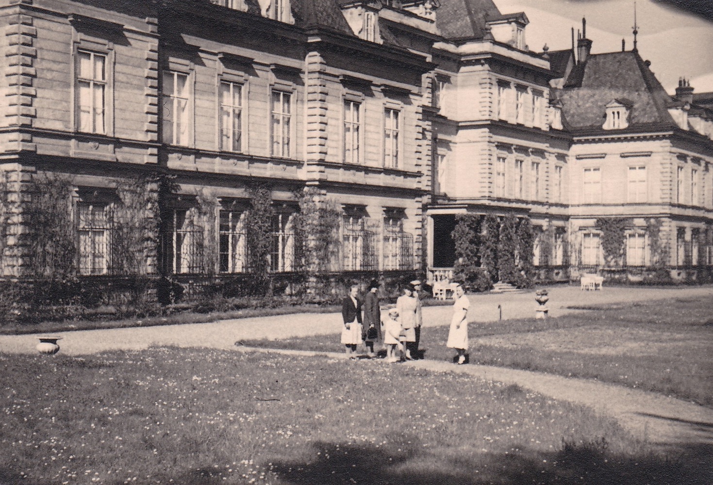 Momentka u zámku. Dívenka na snímku je p. Marie Cymorková (roz. Sikorová), která s rodiči v době nepřítomnosti hraběcí rodiny navštívila zámek a park díky příbuzné sloužící na zámku. Rok 1942 (Zdroj: E. Schweserová, P. Bindač: SOLCA Tajemství zámeckého parku = KLIK NA FOTOGRAFII. Foto G. Sikora, z rodinné sbírky Marie Cymorek)
