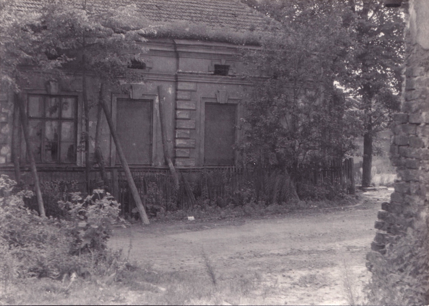 Dům čp. 58 (Solca): bývalý obchod se smíšeným zbožím Augustin Šebesta. Vpravo roh demolované pekárny Binar čp. 74 (Solca). Fotografováno v roce 1960 (s laskavým svolením p. Hany Sikorové, ze soukromé sbírky)