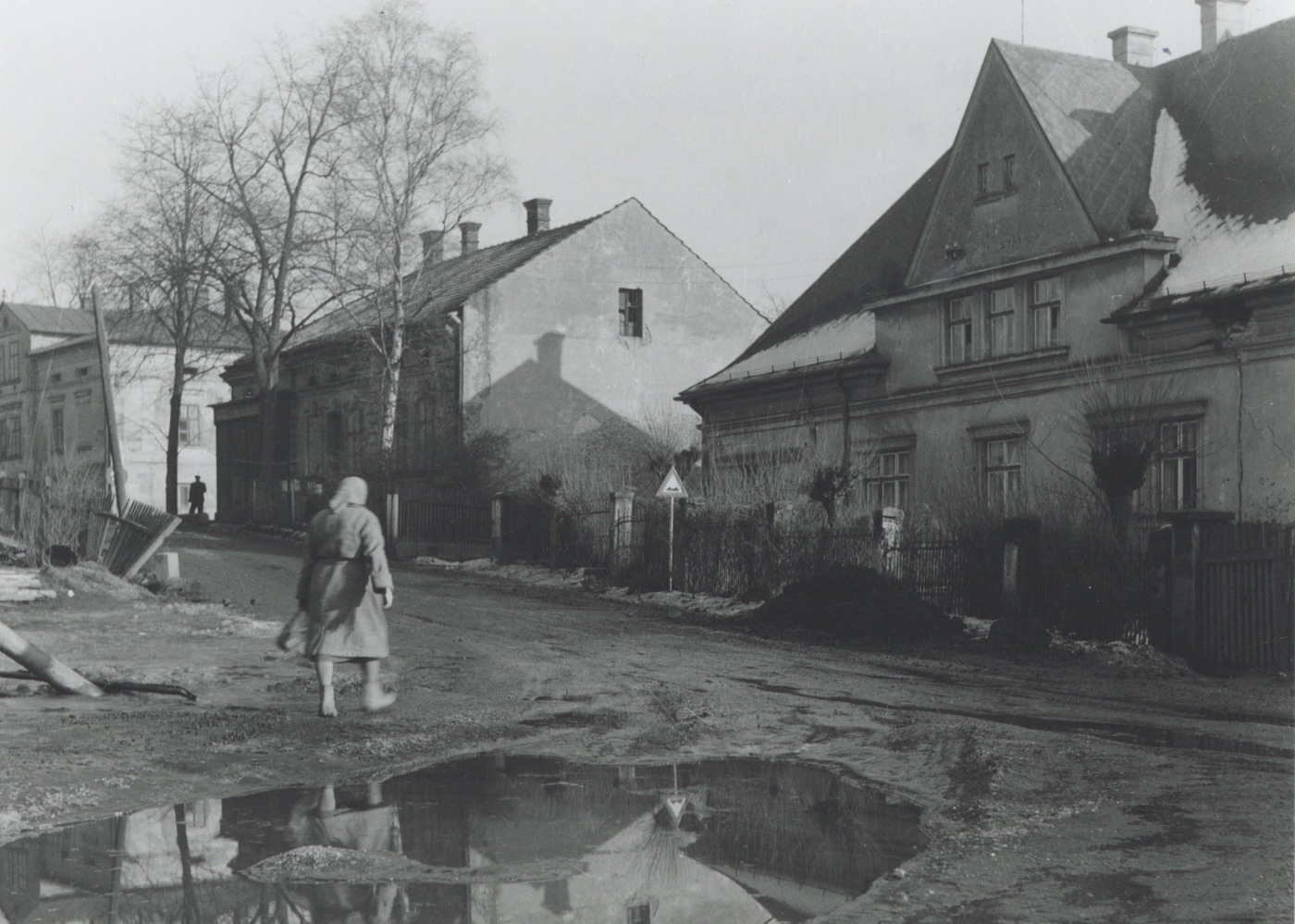 Křižovatka ulic u hostince Rosenthal (vlevo - mimo záběr). Vpravo v popředí dům čp. 80. Za ním doleva následují domy čp. 58 (Obchod se smíšeným zbožím Augustin Šebesta) a čp. 74 (Pekařství Binar).
