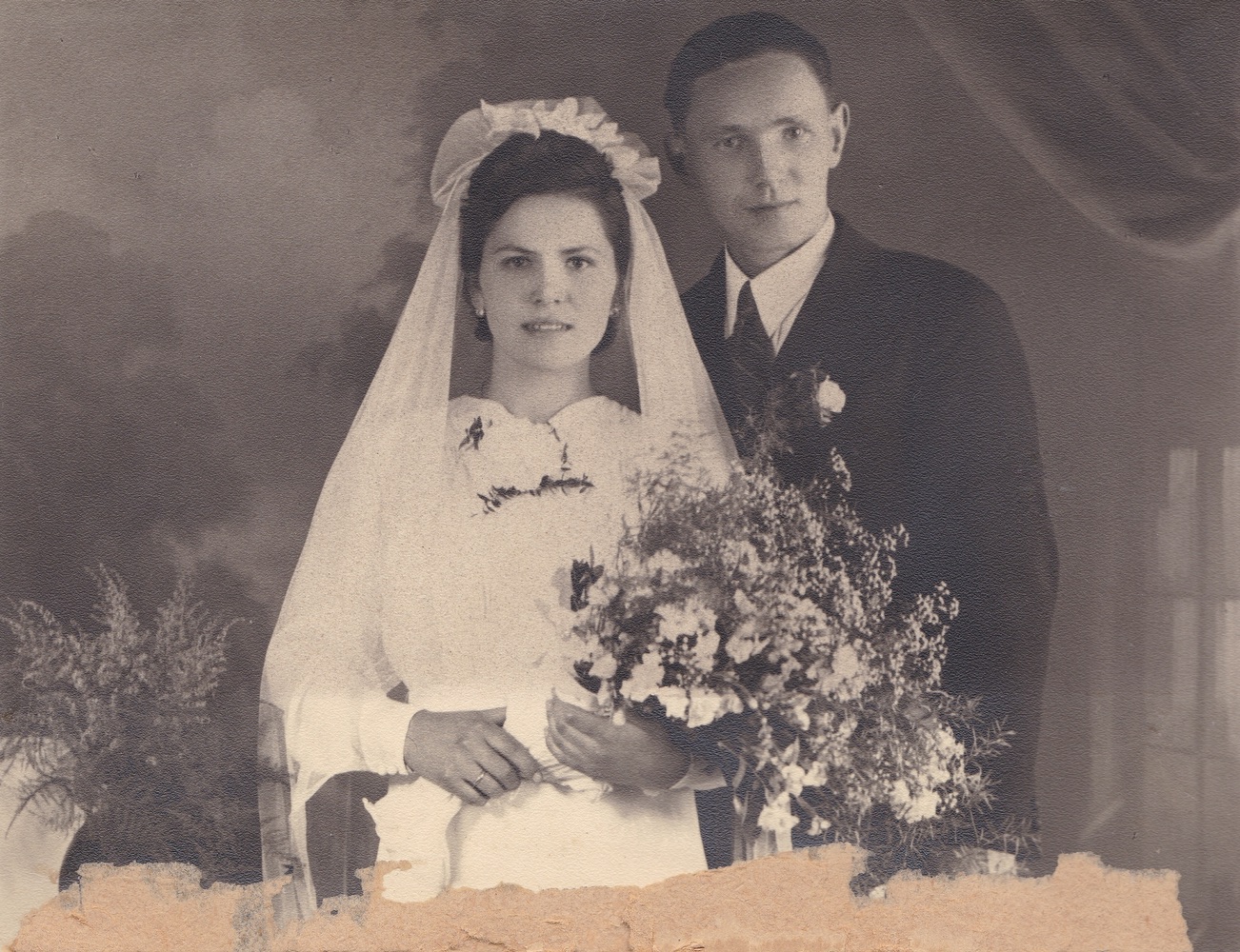 Svatební foto zaměstnankyně prádelny Aloisie Balwarové. Rok 1941 (Zdroj: E. Schweserová, P. Bindač: SOLCA Tajemství zámeckého parku = KLIK NA FOTOGRAFII. Foto z rodinné sbírky Henryka Adamiece)