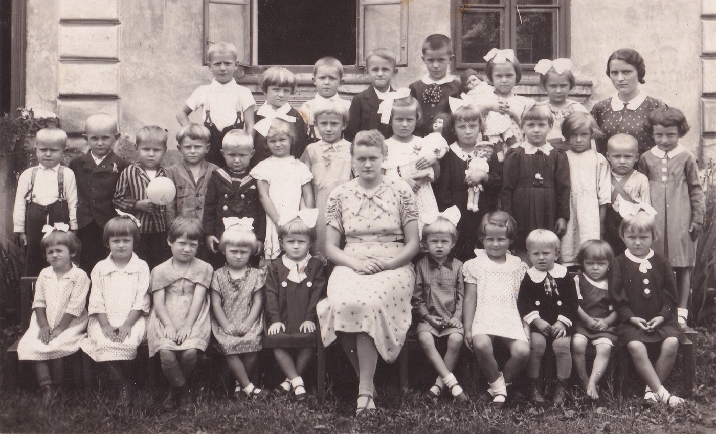 Děti a učitelky z české mateřské školy v Solci na snímku z roku 1936 (s laskavým svolením p. Hany Sikorové, ze soukromé sbírky)
