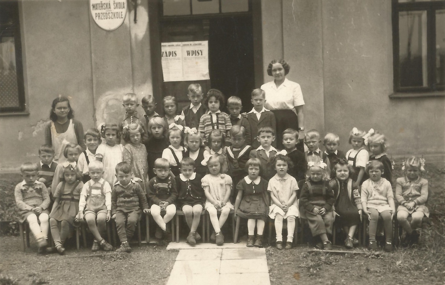Skupinová fotografie před Polskou mateřskou školou v Solci čp. 90 (s laskavým svolením p. Jindřišky Gaszczykové roz. Chlebikové, ze soukromé sbírky)