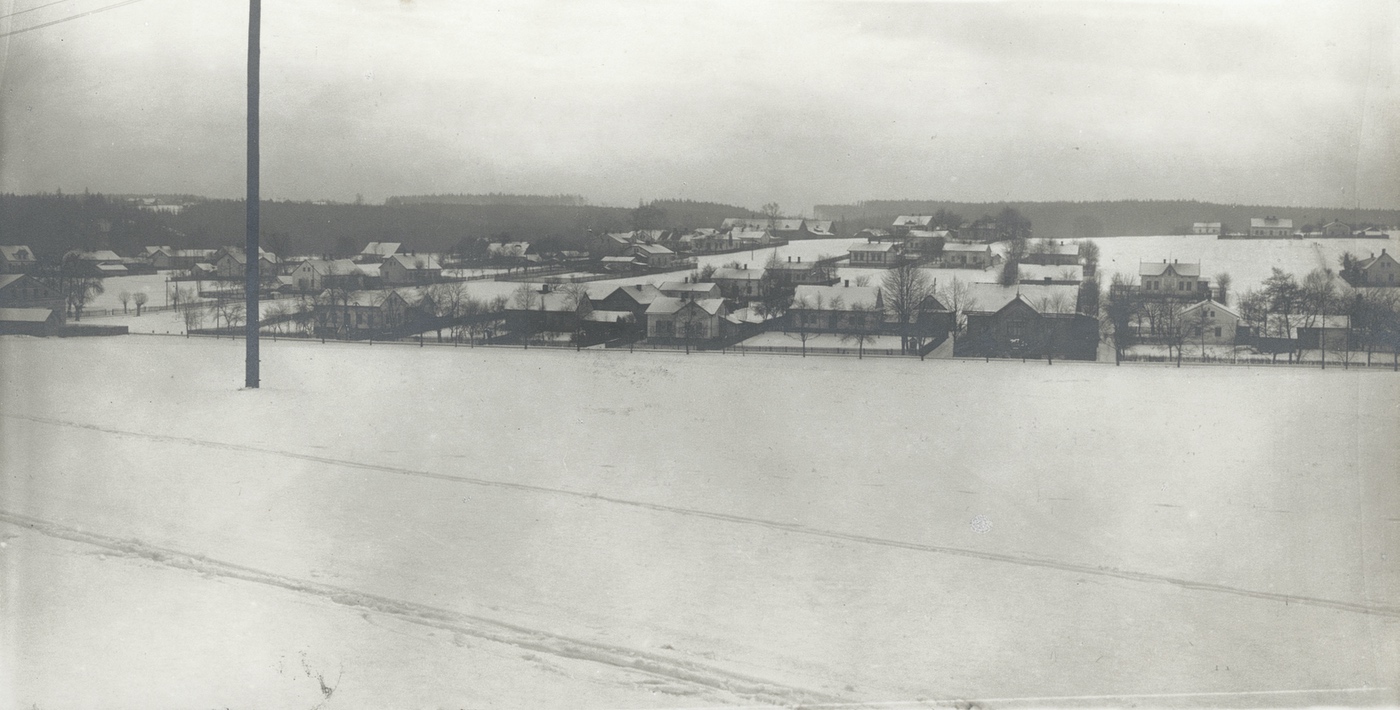 Zimní pohled ze Soleckého kopce. V pravé části snímku (tmavá budova se štítem) dům čp. 95 - sídlo centrálního ředitelství hraběte Larisch-Mönnicha v Solci. Na levém okraji fotografie část Restaurace Rosenthal (čp. 47), úplně vzadu uprostřed jsou pak patrné střechy Polské měšťanské školy v Solci, čp. 124. (Varianta s vyznačenými čísly popisnými na následujícím snímku...)