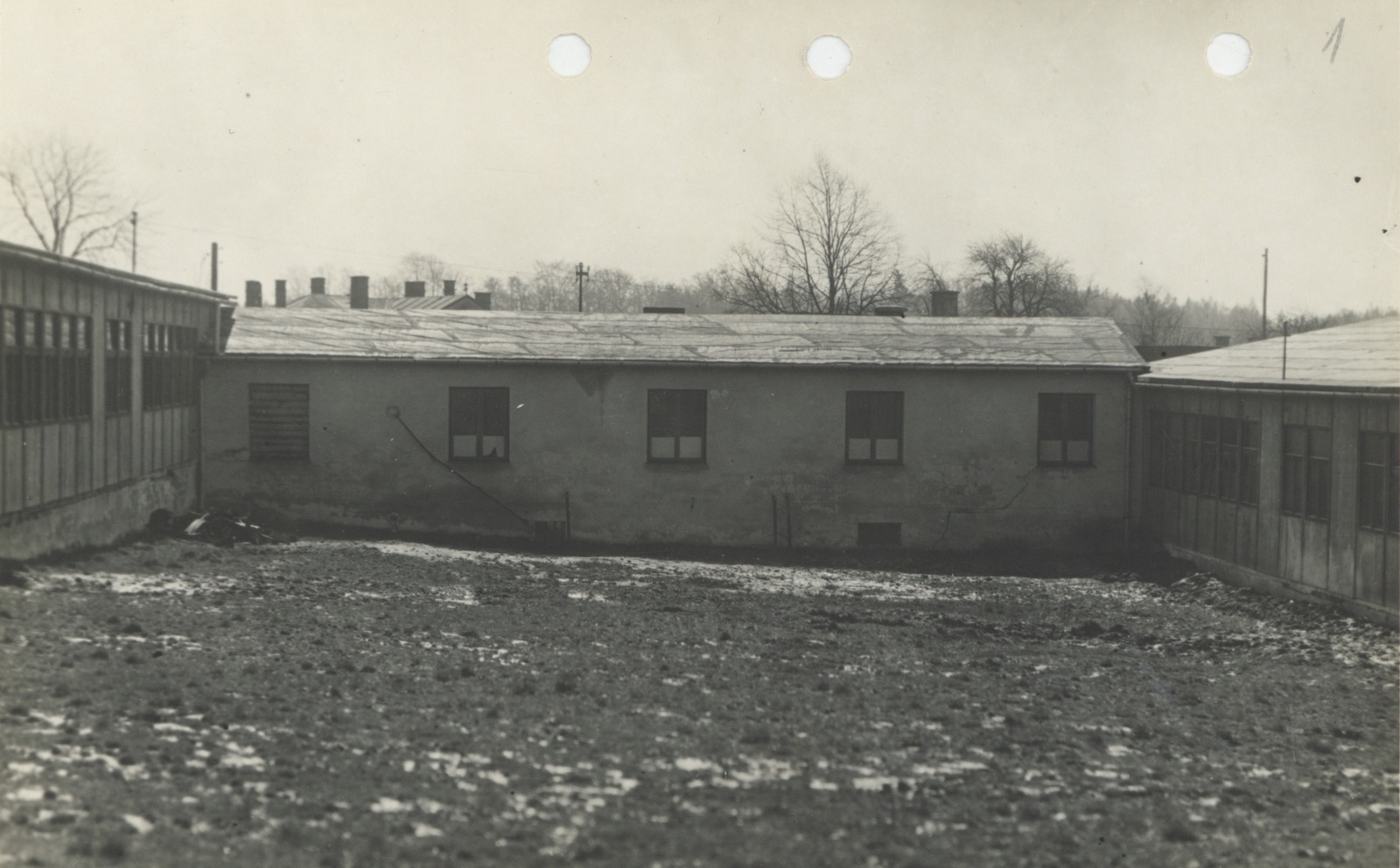 Tzv. Baráková škola v Solci byla postavena v roce 1950. Jednalo se o provizorní řešení - po ukončení provozu v budově školy čp. 124 a před dokončením nových školních budov čp. 1517 - 1519. V Barákové škole bylo vyučováno pouze v letech 1950 - 1954. Na snímku je na pozadí budov školy patrná část střechy a komíny Pekařství Binar (čp. 74)… (Identifikace objektu: Jan Polakovič)
