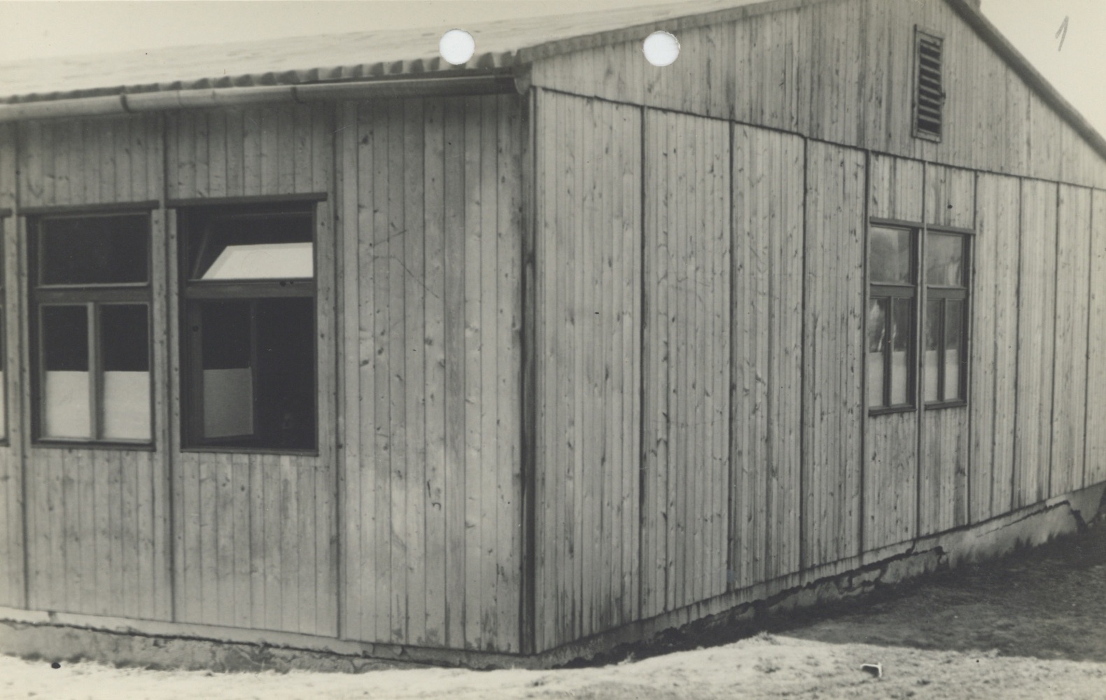 Tzv. Baráková škola v Solci byla postavena v roce 1950. Jednalo se o provizorní řešení - po ukončení provozu v budově školy čp. 124 a před dokončením nových školních budov čp. 1517 - 1519. V Barákové škole bylo vyučováno pouze v letech 1950 - 1954. (Identifikace objektu: Jan Polakovič)