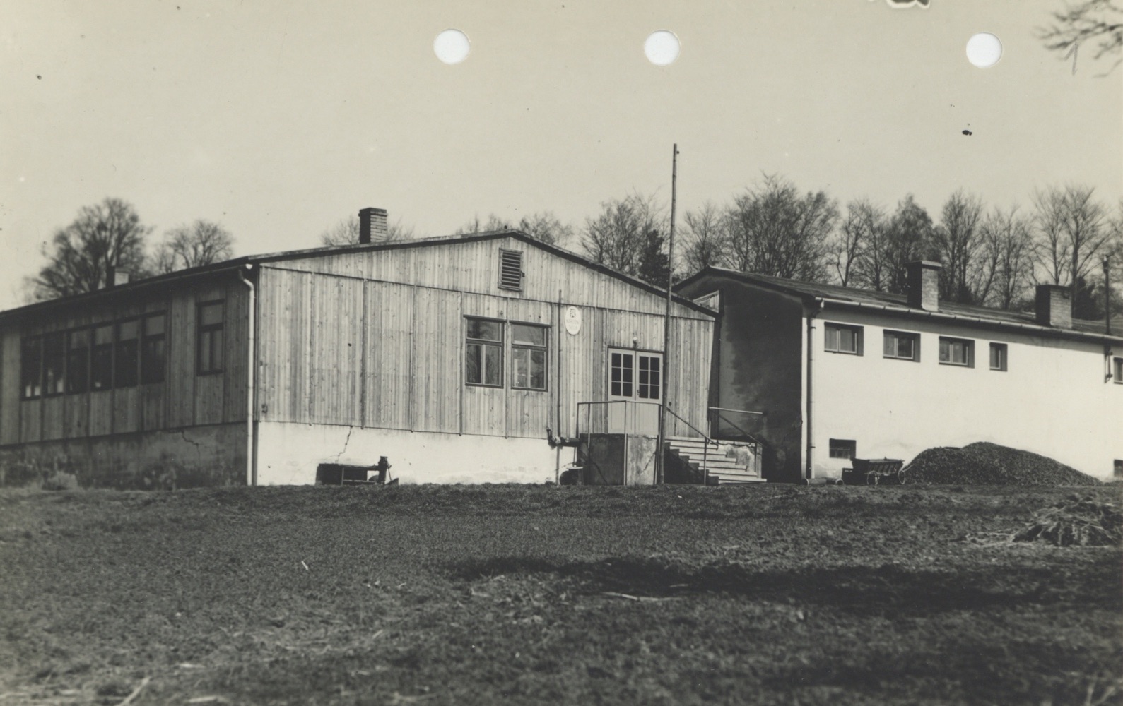 Tzv. Baráková škola v Solci byla postavena v roce 1950. Jednalo se o provizorní řešení - po ukončení provozu v budově školy čp. 124 a před dokončením nových školních budov čp. 1517 - 1519. V Barákové škole bylo vyučováno pouze v letech 1950 - 1954. Na snímku jsou v pozadí budov školy vidět stromy ze Soleckého parku… (Identifikace objektu: Jan Polakovič)