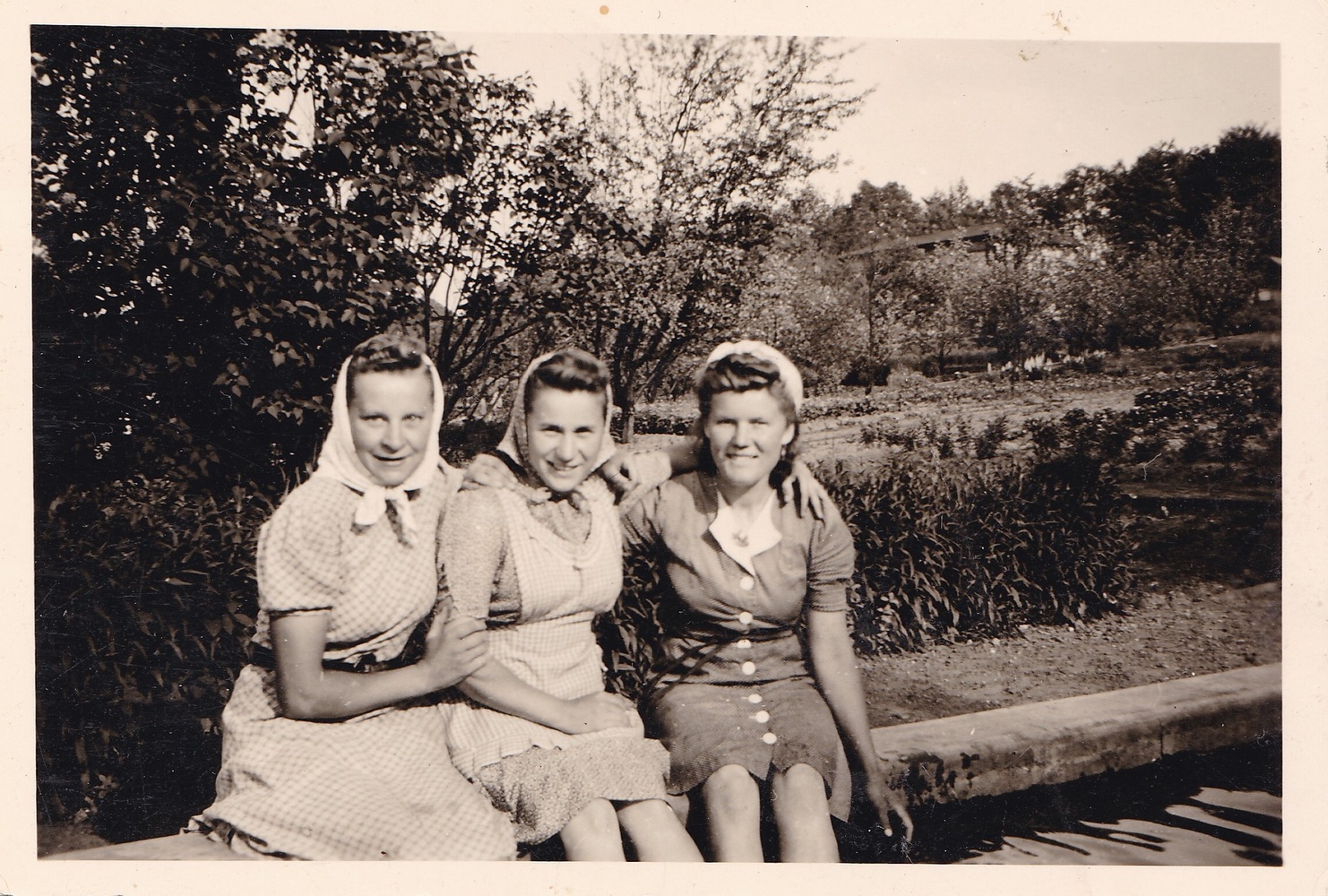 Pracovnice v Larischově zahradnictví při odpočinku v horkém letním dni... (Fotografie ze soukromé sbírky p. Vladislava O., identifikace lokality: Petr Bindač)
