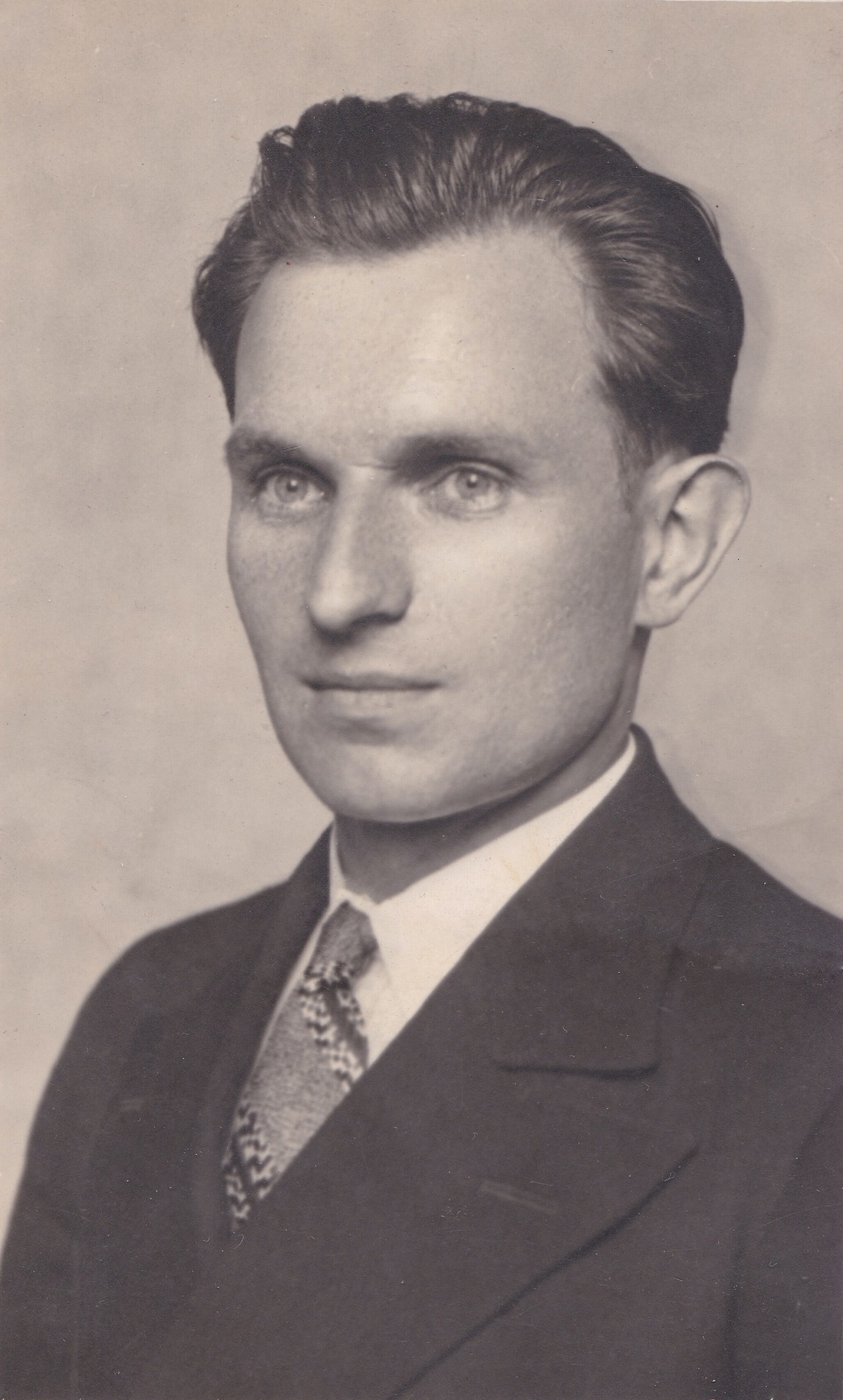 Řidič Alois Owczarzy (Zdroj: E. Schweserová, P. Bindač: SOLCA Tajemství zámeckého parku = KLIK NA FOTOGRAFII. Foto z rodinné sbírky Heleny Lukoszové)