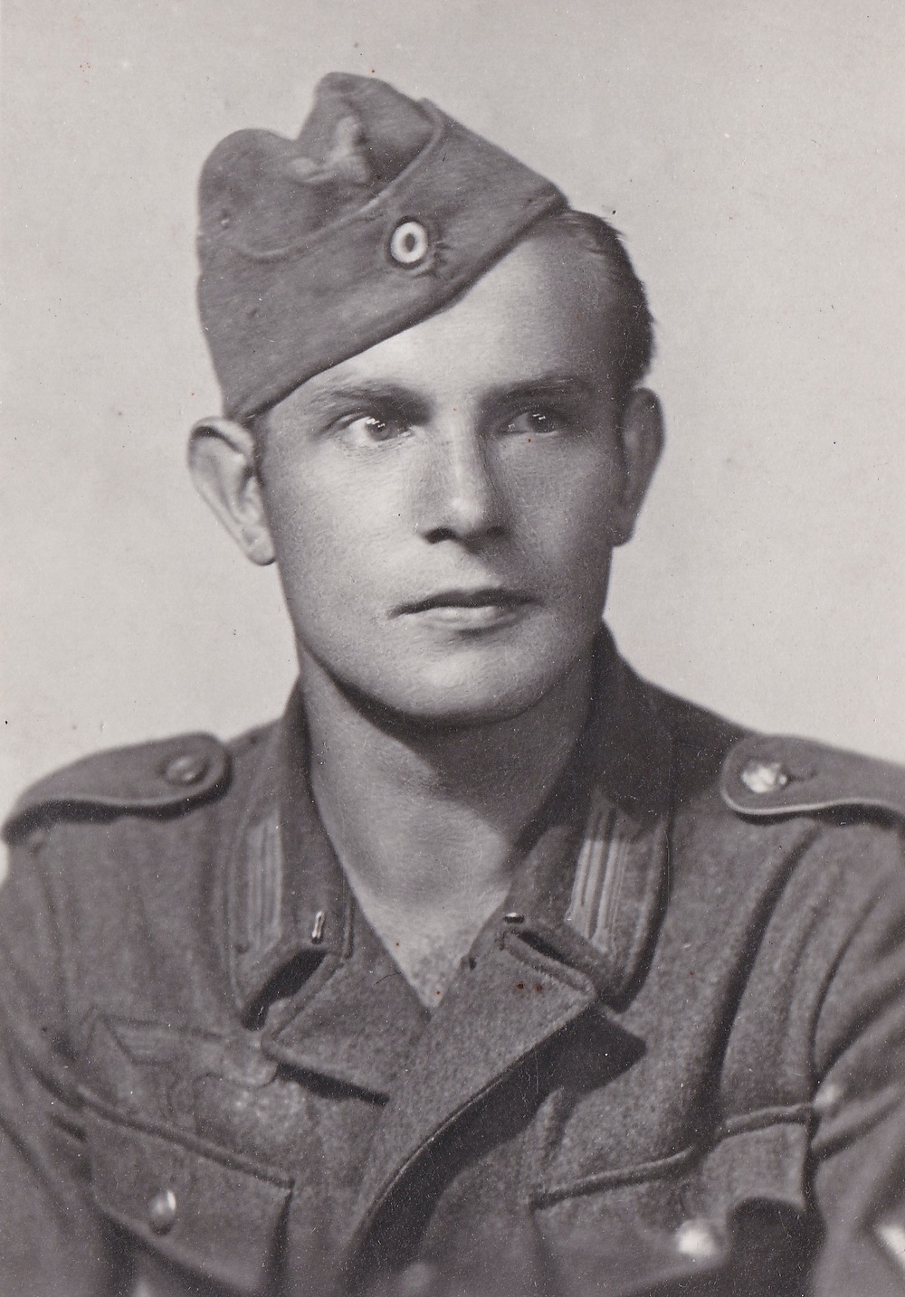 Pomocný pracovník v garážích Rudolf Owczarzy (Zdroj: E. Schweserová, P. Bindač: SOLCA Tajemství zámeckého parku = KLIK NA FOTOGRAFII. Foto z rodinné sbírky Heleny Lukoszové)