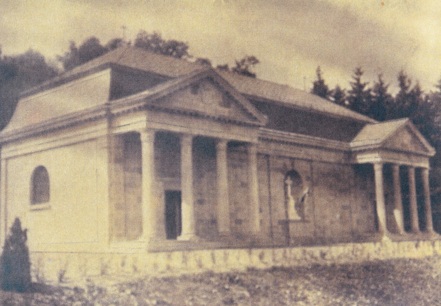 Celkový pohled na rodovou hrobku v Solci krátce po její výstavbě (Zdroj: E. Schweserová, P. Bindač: SOLCA Tajemství zámeckého parku = KLIK NA FOTOGRAFII. Foto ze soukromé sbírky Ing. Stanislava Kołka)