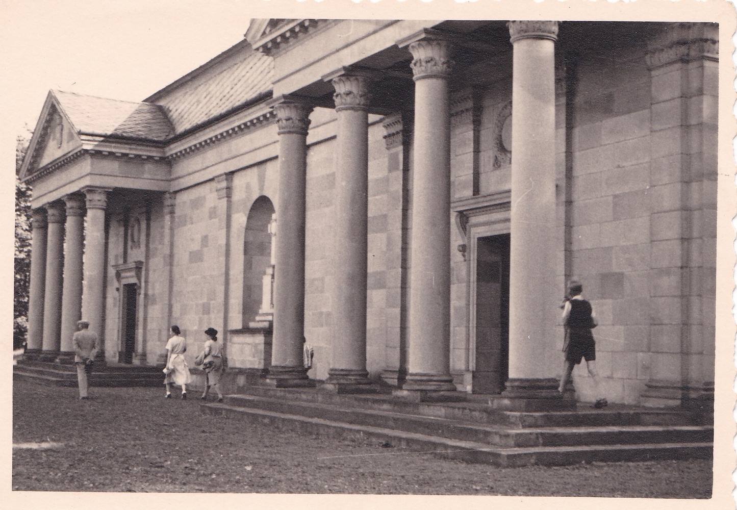 Hrobka v roce 1942 (Zdroj: E. Schweserová, P. Bindač: SOLCA Tajemství zámeckého parku = KLIK NA FOTOGRAFII. Foto G. Sikora, z rodinné sbírky Marie Cymorek)