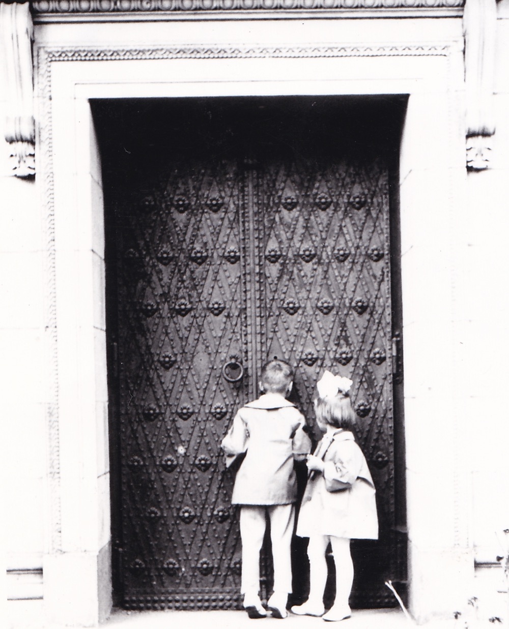 Hrobka byla velkým lákadlem nejen pro děti (Stanislav Kołek se sestrou Renatou). Rok 1964 (Zdroj: E. Schweserová, P. Bindač: SOLCA Tajemství zámeckého parku = KLIK NA FOTOGRAFII. Foto Bruno Kołek, z rodinné sbírky Ing. Stanislava Kołka)