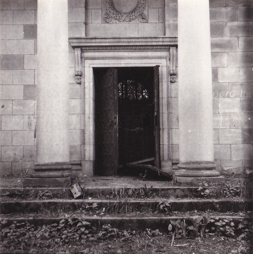 Pohled na pravý vstup s vypáčenými dveřmi. Rok 1967 (Zdroj: E. Schweserová, P. Bindač: SOLCA Tajemství zámeckého parku = KLIK NA FOTOGRAFII. Foto Ing. L. Plavec, Magistrát města Karviná)