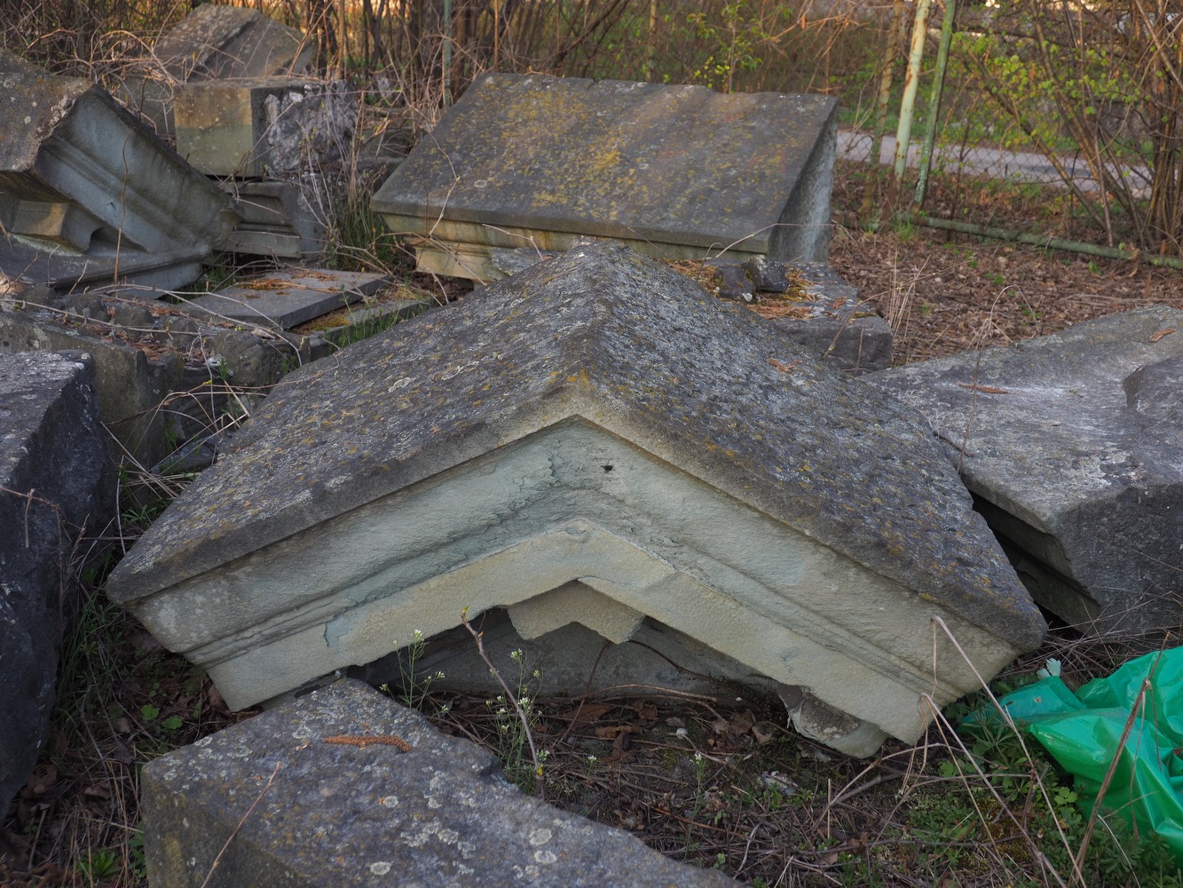 Část trojúhelníkového štítu (Zdroj: E. Schweserová, P. Bindač: SOLCA Tajemství zámeckého parku = KLIK NA FOTOGRAFII. Foto Petr Bindač, rok 2021)