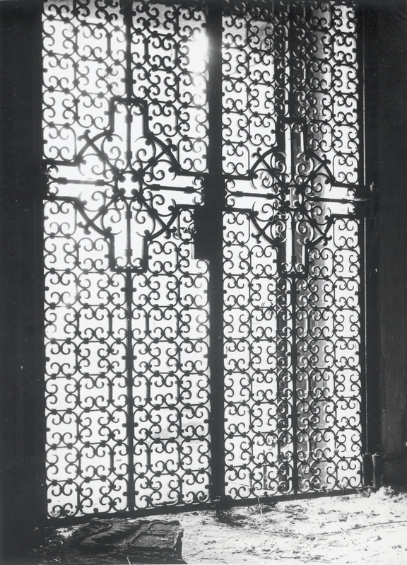Tepaná mříž v rodinné hrobce rodu Larisch-Mönnich (foto: L. Plavec, 1967).