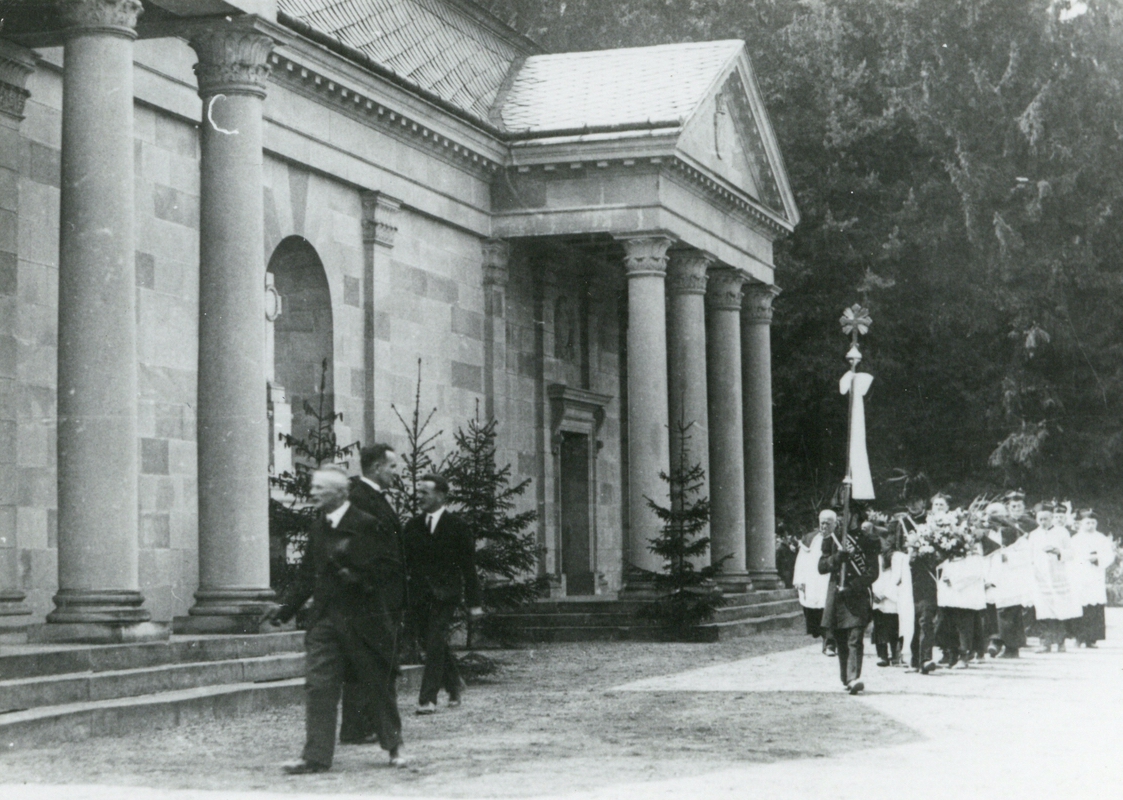 Rodinná hrobka na snímku z pohřbu Jindřicha Larisch-Mönnich ( + 28.5.1933 )