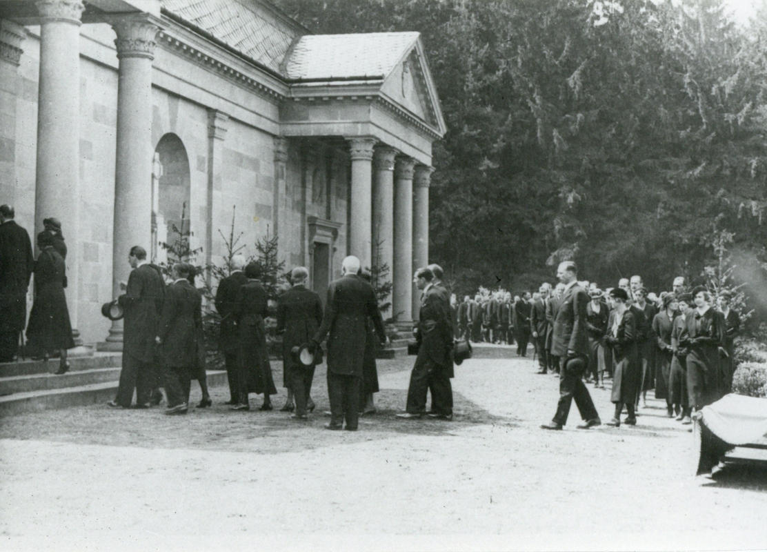 Rodinná hrobka na snímku z pohřbu Jindřicha Larisch-Mönnich ( + 28.5.1933 )