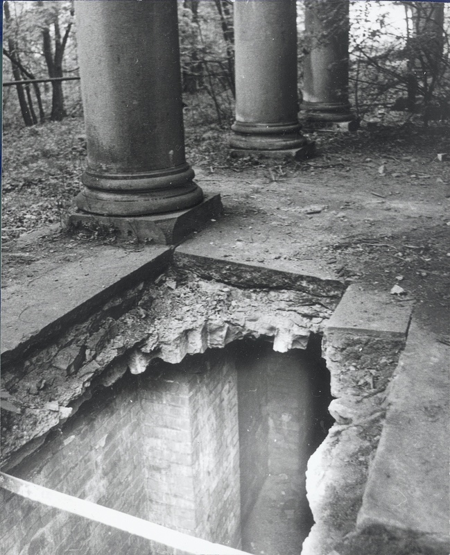 Zborcená podlaha v rodinné hrobce rodu Larisch-Mönnich (foto: E. Kijonka)