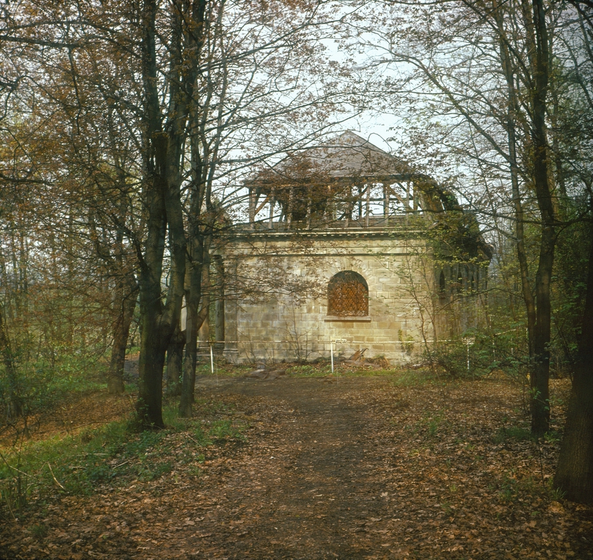 Rodinná hrobka hraběcího rodu Larisch-Mönnich (stav přibližně v roce 1970)