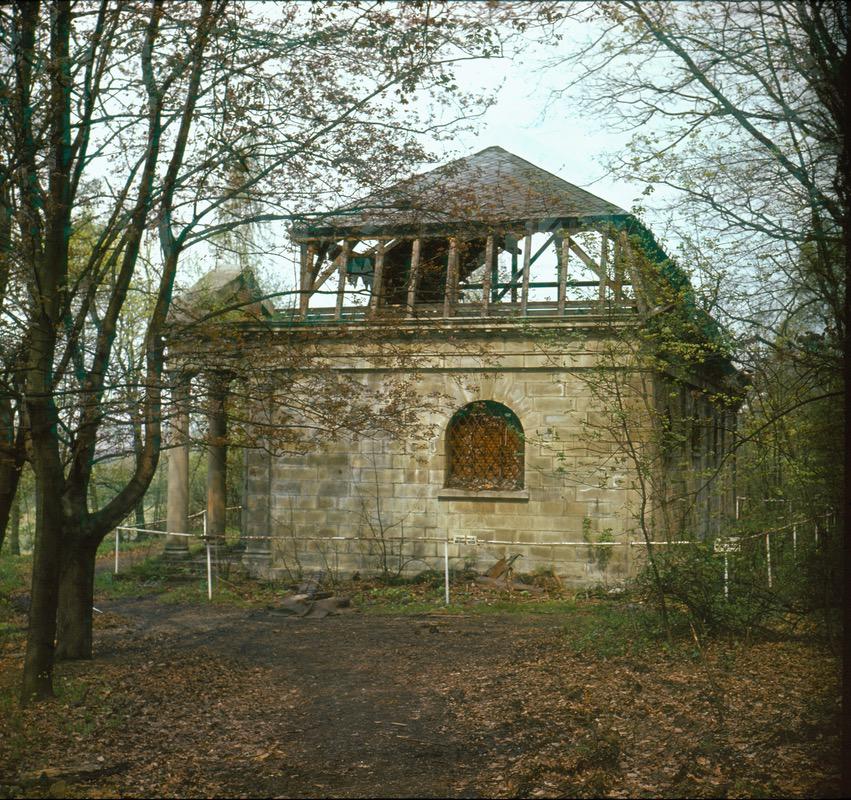 Rodinná hrobka hraběcího rodu Larisch-Mönnich (stav přibližně v roce 1970)