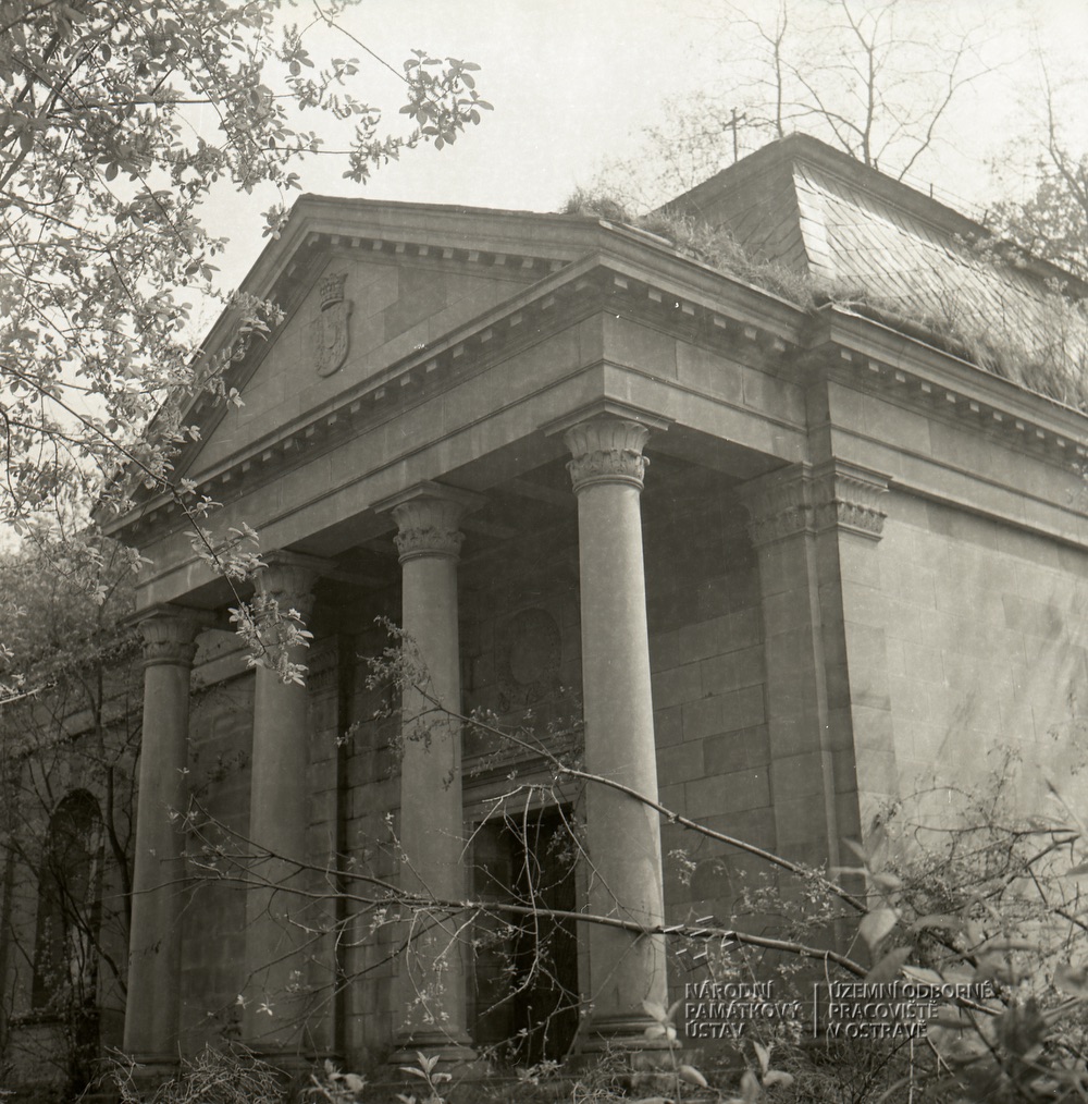 Rodinná hrobka hraběcího rodu Larisch-Mönnich (Zdroj: Národní památkový ústav, odborné pracoviště v Ostravě. Autor fotografie: Ing. arch. Plavec. Datum pořízení: 1967. Číslo snímku: A 12223)