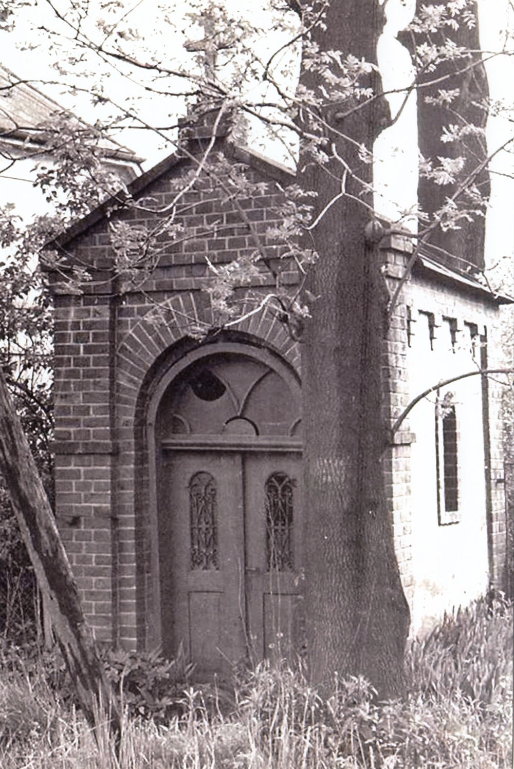 Kaple u čp. 166 na fotografii z roku 1978 (se svolením p. Vladislava O., ze soukromé sbírky)